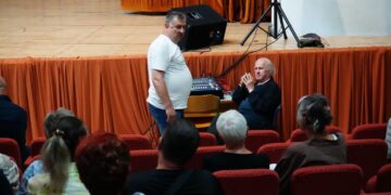 Zijah Sokolović oduševio ilijašku publiku predstavom „Lijevo, desno, glumac“