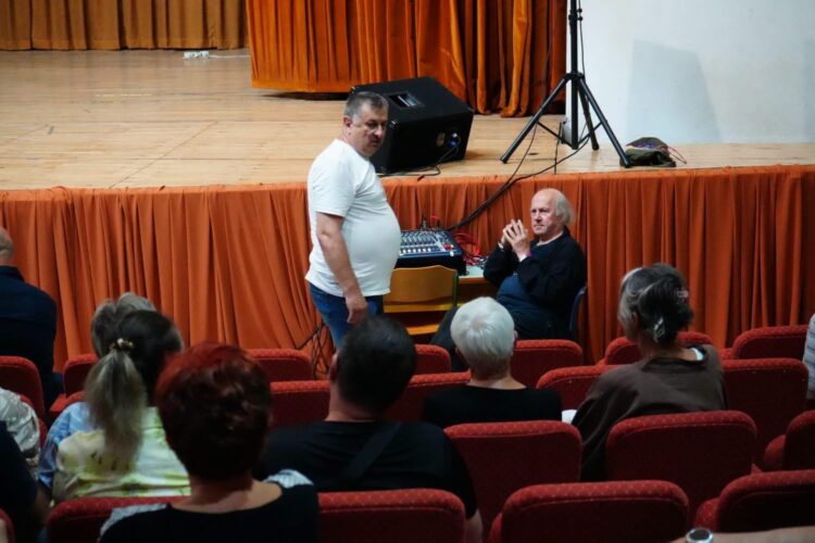 Zijah Sokolović oduševio ilijašku publiku predstavom „Lijevo, desno, glumac“