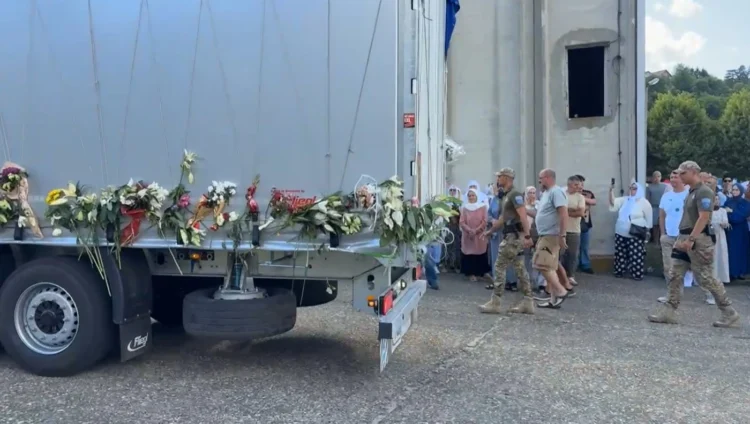 U Potočare stigli tabuti s posmrtnim ostacima 10 žrtava genocida u Srebrenici