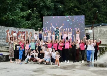 Odlična atmosfera na Zumba večeri u okviru IX VAART Festivala: FitZona Vareš spojila edukaciju, sport i zabavu