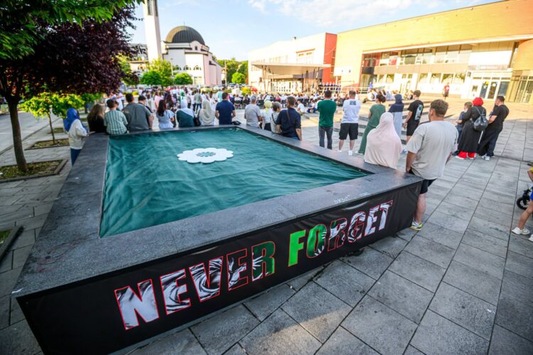 „Krik iz zemlje“ odjeknuo Ilijašem: Memorijalni program u znak sjećanja na žrtve genocida u Srebrenici