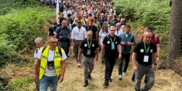 Marš mira krenuo ka Potočarima: Više od šest hiljada osoba korača trasom kojom se bježalo od smrti