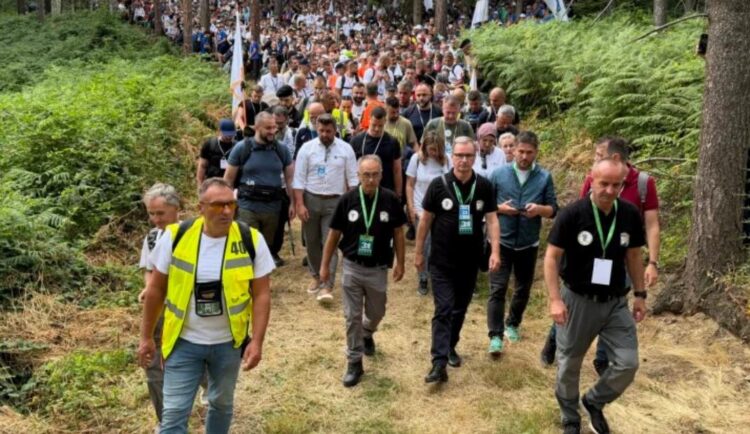 Marš mira krenuo ka Potočarima: Više od šest hiljada osoba korača trasom kojom se bježalo od smrti