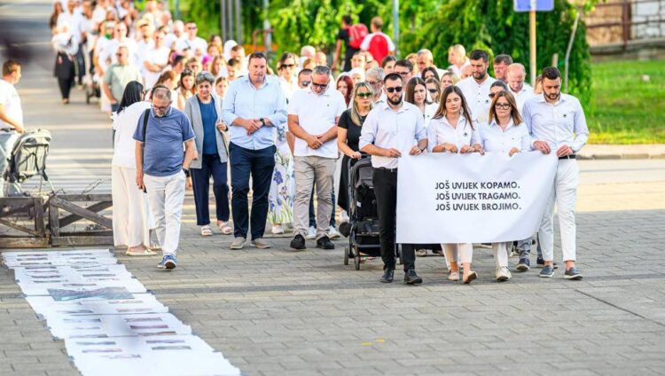 „Krik iz zemlje“ odjeknuo Ilijašem: Memorijalni program u znak sjećanja na žrtve genocida u Srebrenici