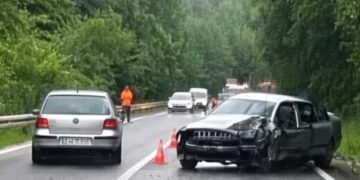 Saobraćajna nesreća kod Semizovca: U sudaru tri vozila povrijeđene četiri osobe