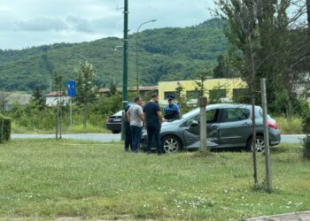 Saobraćajna nezgoda u Ilijašu: Sudar dva vozila u ulici Bosanski put (FOTO)