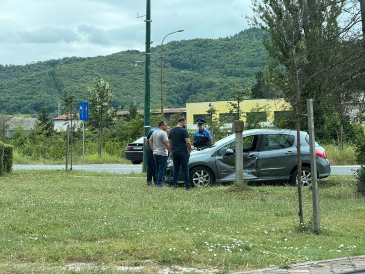 Saobraćajna nezgoda u Ilijašu: Sudar dva vozila u ulici Bosanski put (FOTO)