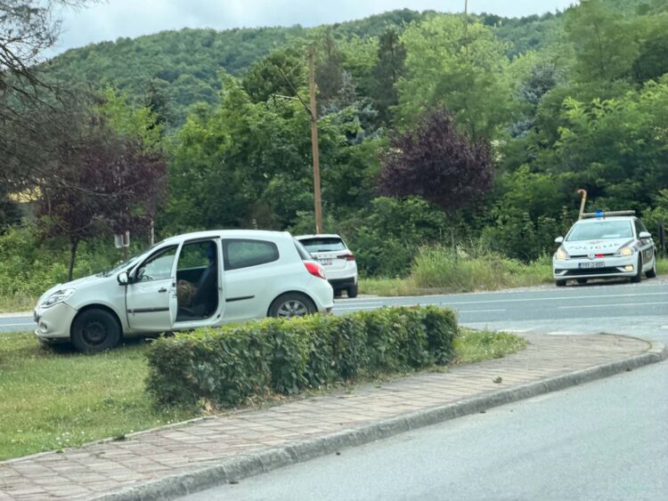 Saobraćajna nezgoda u Ilijašu: Sudar dva vozila u ulici Bosanski put (FOTO)