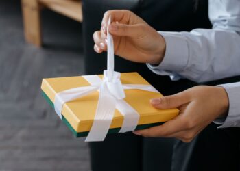 Poslovni kodeks darivanja: kako pravno lice bira poklon za drugo pravno lice