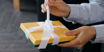Poslovni kodeks darivanja: kako pravno lice bira poklon za drugo pravno lice