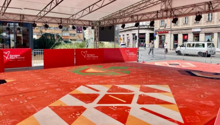 Sve je spremno za 32. Sarajevo Film Festival: Postavljen crveni tepih ispred Narodnog pozorišta