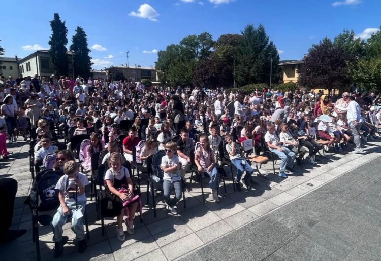 Općina Ilijaš obradovala 213 prvačića ruksacima i školskim priborom