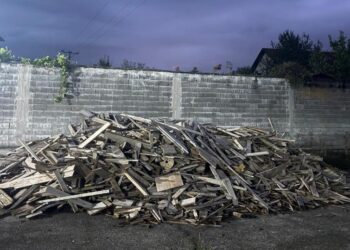 EL-HA Gradnja Ilijaš poklanja ogrjev porodicama kojima je pomoć potrebna