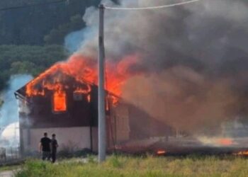 Požar u Brezi izmakao kontroli: Spaljivao nisko rastinje pa vatra zahvatila pomoćni objekat